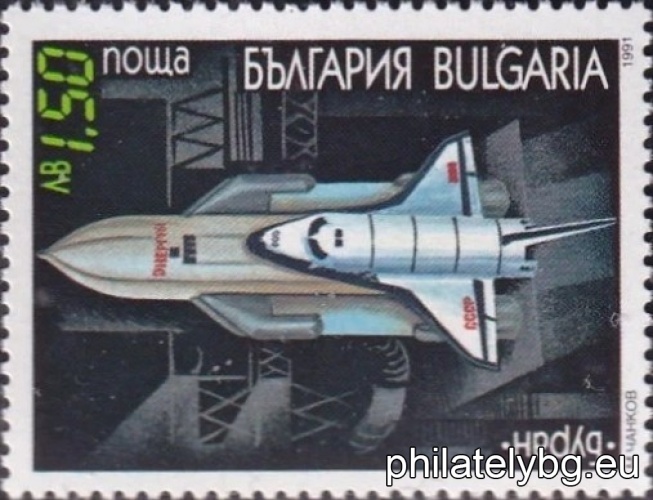3926 - “Columbia” and astronaut in outer space; 3927 - “Challenger”; 3928 - “Discovery”; 3929 - “Atlantis”; 3930 - “Buran”; 3931 - “Atlantis”.